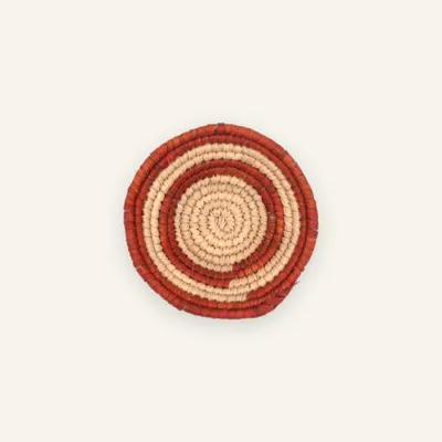 Mini handwoven wall plate, 11 cm, in earth red, natural beige