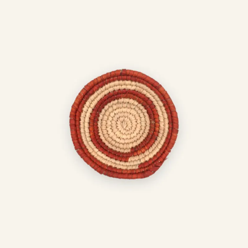 Mini handwoven wall plate, 11 cm, in earth red, natural beige